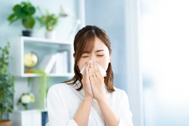 鼻の症状に悩む女性